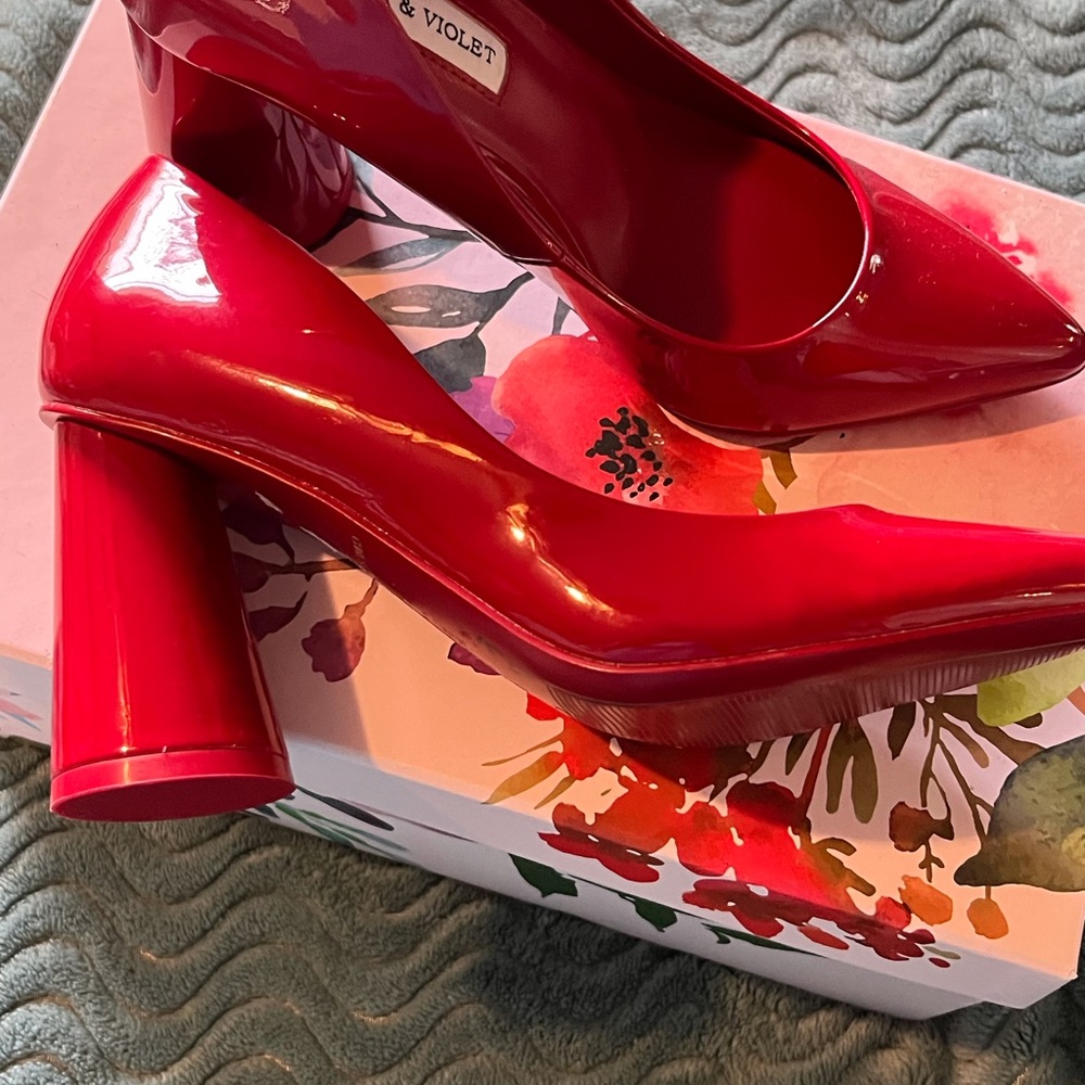 SELLING CHELSEA & VIOLET RED SHOES 👠 SIZE 6 BNWOT